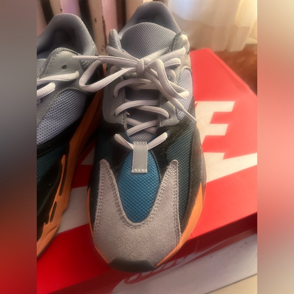 Yeezy Boost 700 - Picture 4 of 4